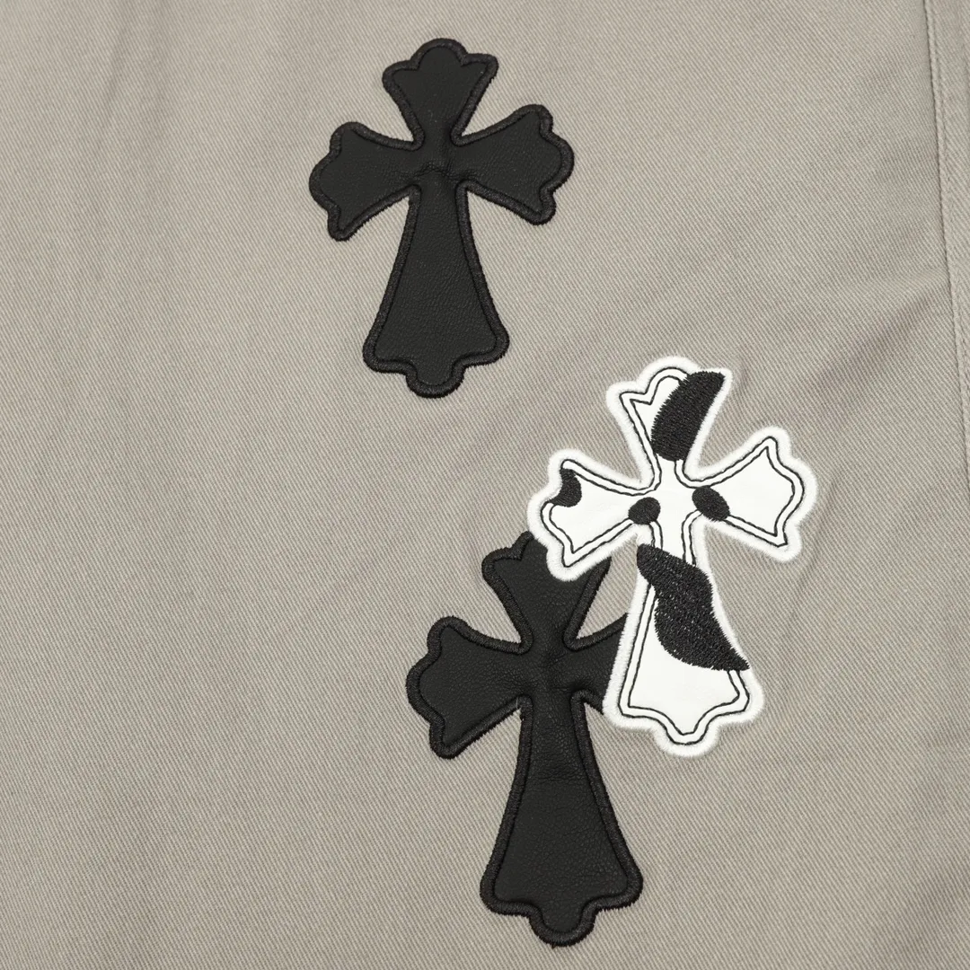 🅿️390 CH/Croxin trousers with pressed leather cross patch embroidery on both sides. The fabric is made of custom woven composite fabric. It is dyed to order and then treated with wool. It is silky and super soft compared to the original version. The fabric texture has clear and obvious strands and great drape. The workmanship is exquisite and meets the foreign trade export standards. The leather cross is embroidered with Sanskrit on both sides of the front. It is fashionable and individual. It is super versatile and good-looking. It is a must-have for fashionable men and women. It is unparalleled in terms of upper body comfort. size：XS-L